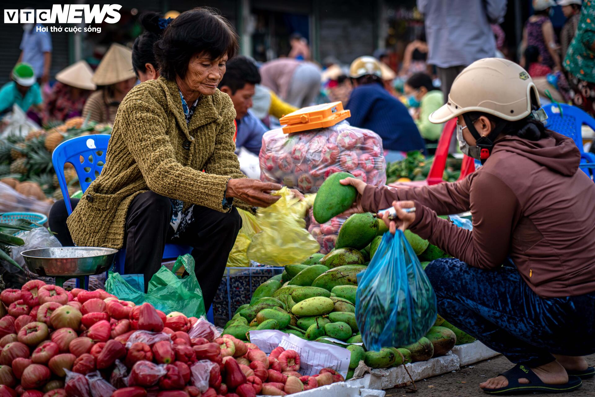 Sắm Tết ở chợ có tên độc đáo nhất miền Tây- Ảnh 11.