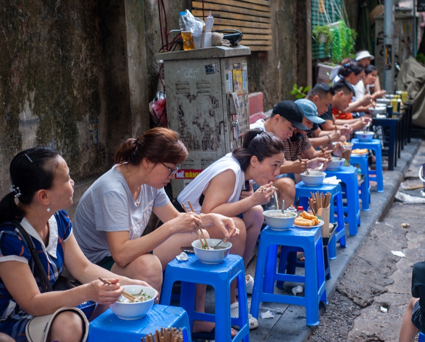 Quán lúc nào cũng đông khách, nhất là vào giờ cao điểm sẽ không có chỗ ngồi