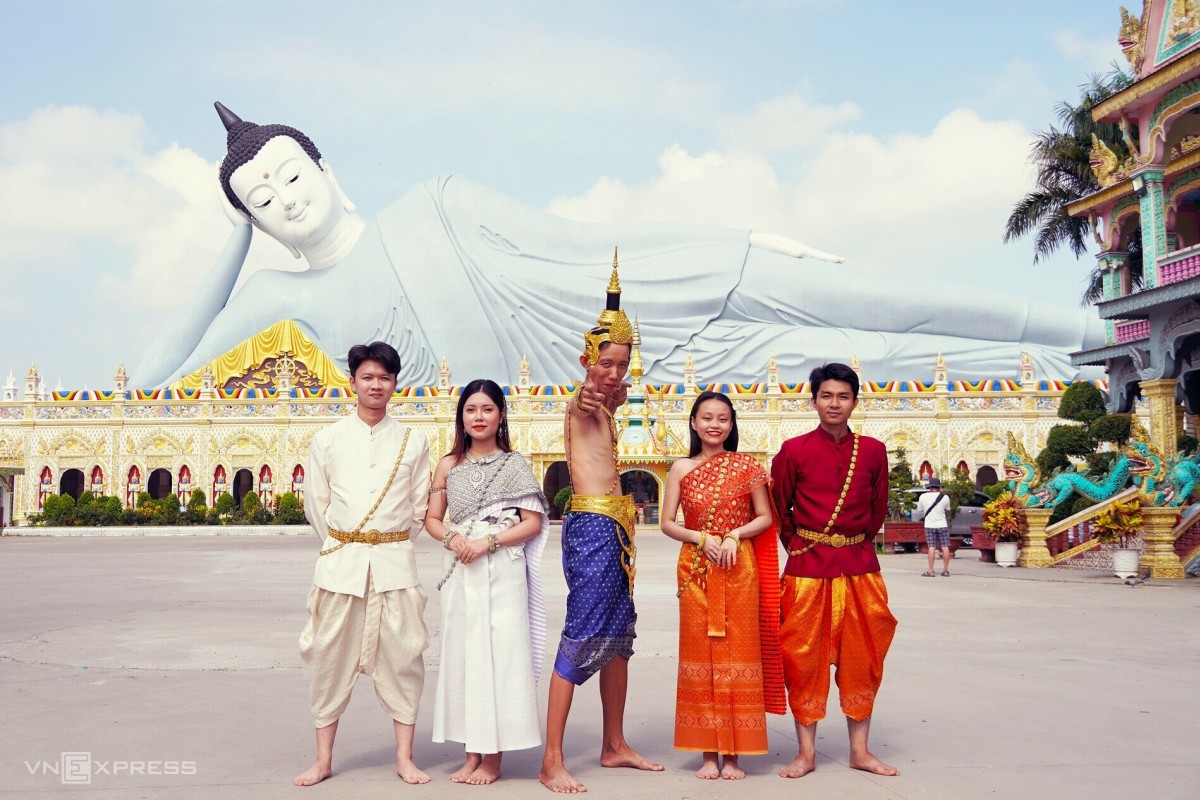 Nguyễn Quang Toàn (bìa trái), đến từ Long An, cùng nhóm bạn lần thứ hai đến thăm chùa Som Rong.