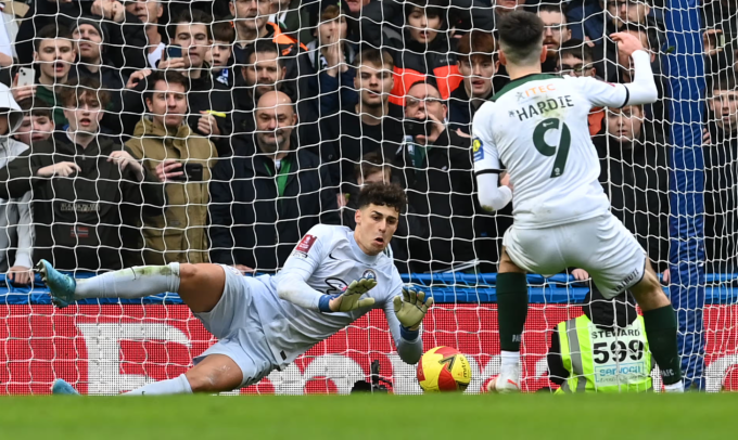 Ryan Hardie đá phạt đền bị Kepa cản phá trong trận Plymouth Argyle thua Chelsea 1-2 ngày 5/2/2022. Ảnh: Chelsea FC