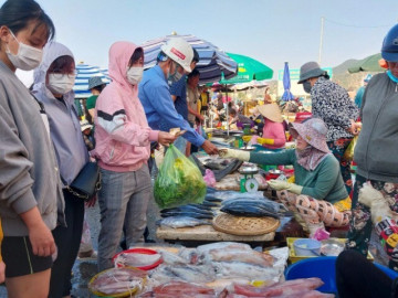 Về Ninh Thuận có khu chợ truyền thống đặc biệt, mua hải sản vừa rẻ vừa ngon mà không phải ai cũng biết