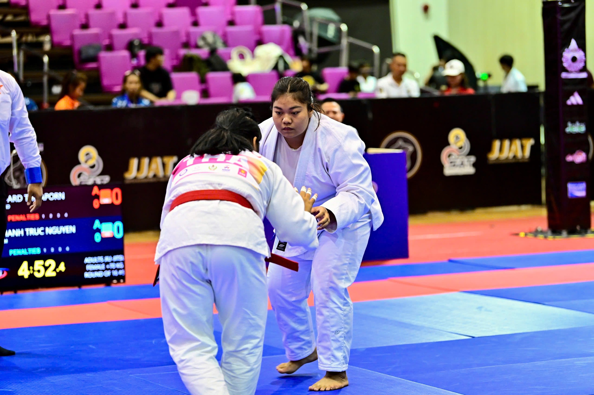 Cô gái hạ gục nhà vô địch SEA Games tại hội làng: Ngoài đời khác xa trên sàn đấu- Ảnh 6.