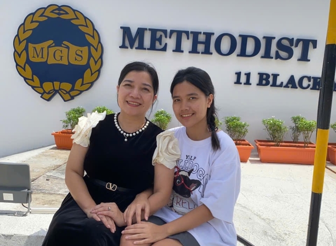 Nguyên cùng mẹ tại trường nữ sinh Methodist, Singapore. Ảnh: Nhân vật cung cấp