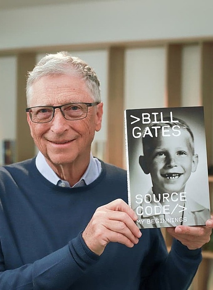 Bill Gates và bản tiếng Anh quyển Source Code: My Beginnings. Ảnh: Gatesnote