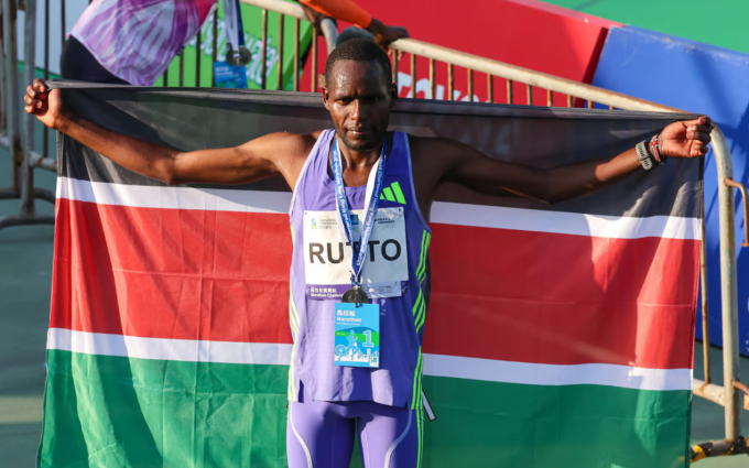 Bethwell Kipkemboi mừng chiến thắng tại Hong Kong Marathon 2025. Ảnh: Edmond So