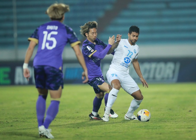 Hayao Kawabe (áo tím giữa) kèm Brenner trong trận Nam Định thua Sanfrecce Hiroshima 0-3. Ảnh: Lâm Thỏa