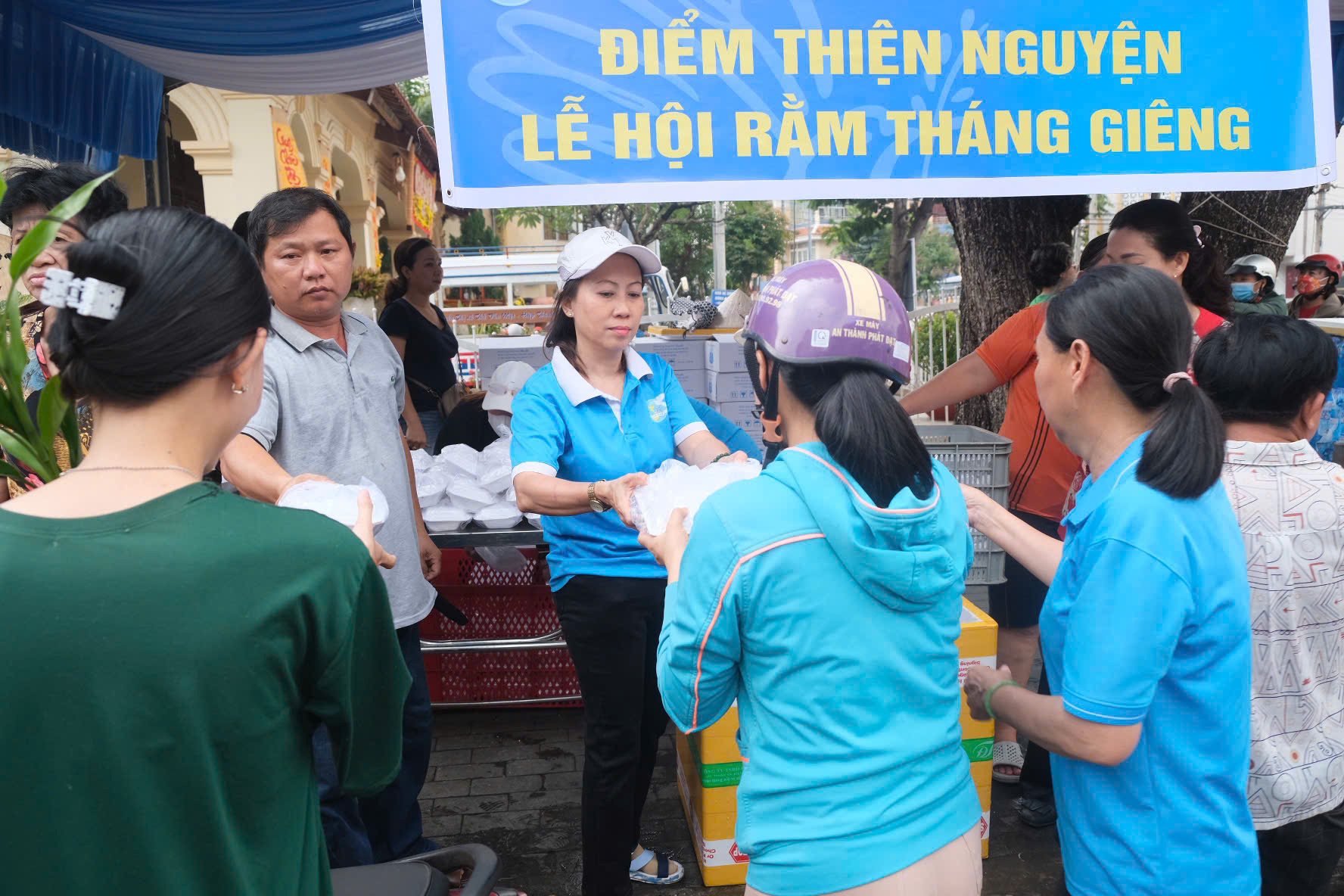 Hàng vạn người dự “lễ hội miễn phí” Miếu Bà Thiên Hậu tại Bình Dương - Ảnh 2.