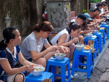 Lạ lùng quán phở nước đục 4 đời ở Hà Nội, khách xếp hàng dài chờ đến lượt, tự bê và ngồi vỉa hè thưởng thức