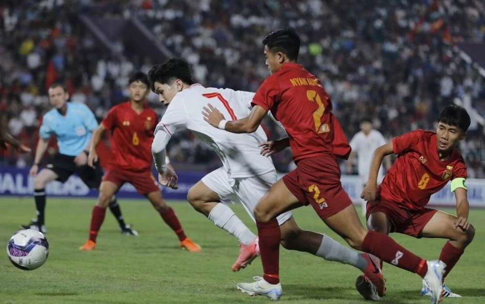 HLV- Cristiano- Roland- U-17- Viet- Nam-1.jpg