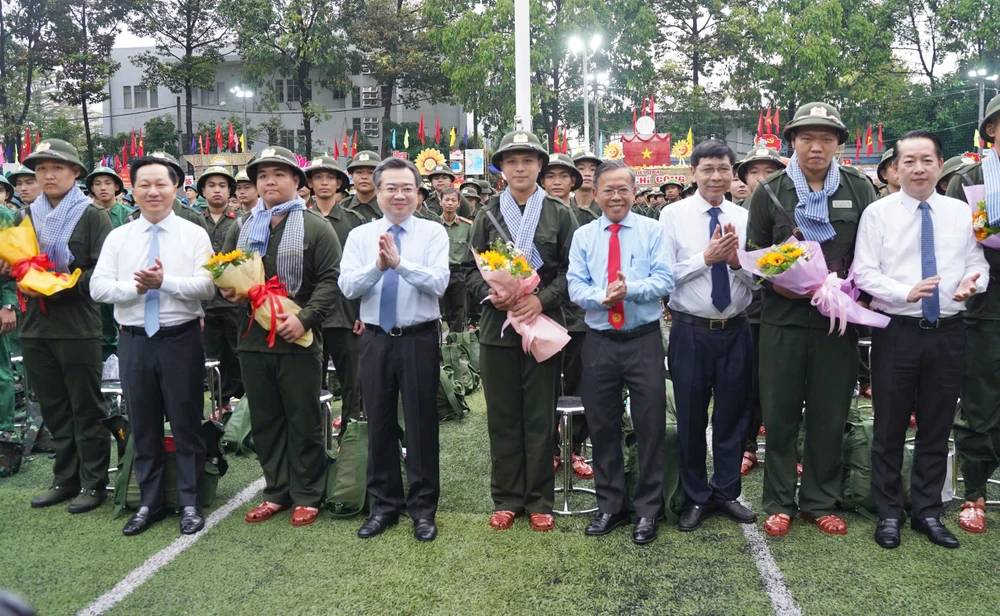 Phó Bí thư Thường trực Thành ủy TP.HCM Nguyễn Thanh Nghị-le-giao-nhan-quan-tp-thu-duc (3).jpg