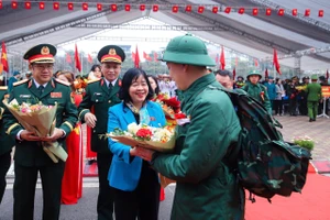 Bí thư Thành uỷ Hà Nội tiễn các tân binh lên đường nhập ngũ