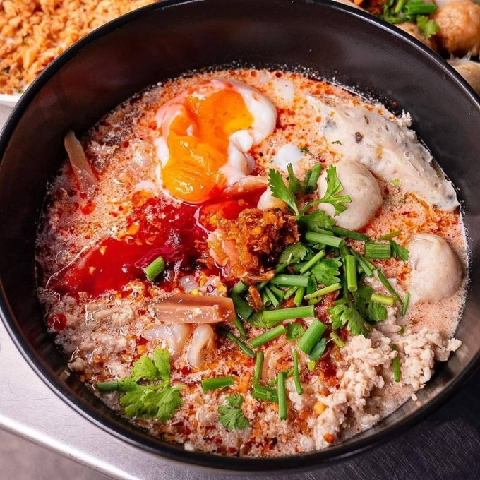 Bát mì tom yum tại Gim Nguan Noodle. Ảnh: Michelin Guide