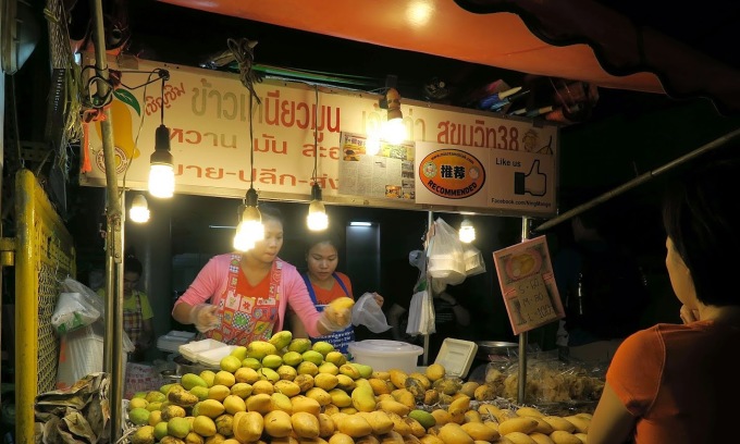 Những trái xoài được xếp đầy trên xe đẩy ở Ning. Ảnh: Um Make Me Hungry