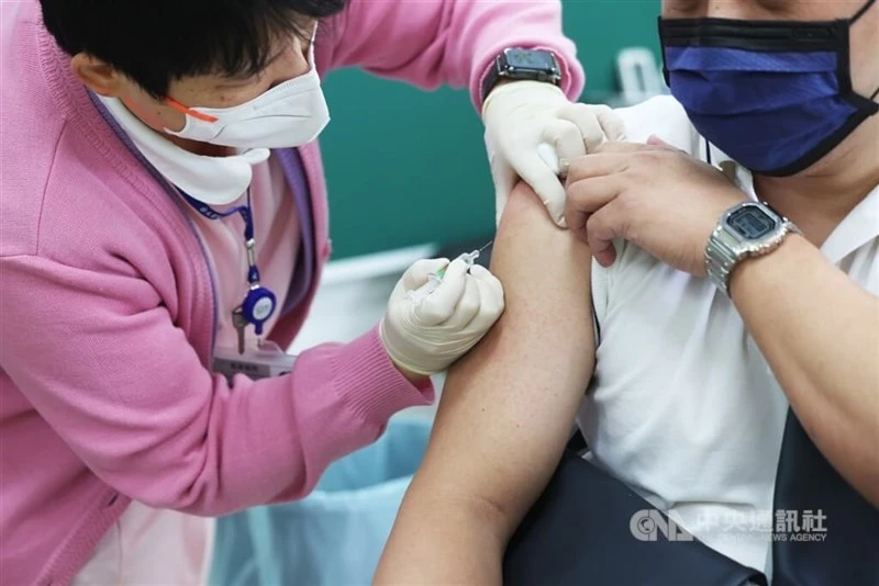 1 người dân Đài Loan được tiêm vaccine ngừa cúm.jpg