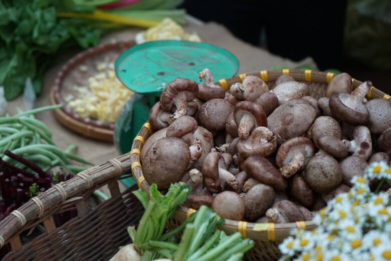 Khu chợ nông sản lớn nhất Đà Lạt: Chỉ toàn rau củ tại vườn tươi ngon, khách đến mua hàng thùng về làm quà - 2