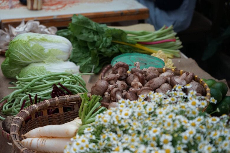 Khu chợ nông sản lớn nhất Đà Lạt: Chỉ toàn rau củ tại vườn tươi ngon, khách đến mua hàng thùng về làm quà - 5