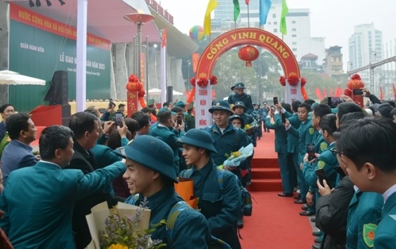 Chủ tịch thành phố Hà Nội động viên tân binh quận Đống Đa lên đường nhập ngũ ảnh 2