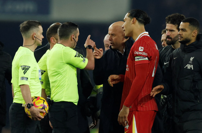 HLV Arne Slot và Van Dijk chất vấn trọng tài Michael Oliver sau trận. Ảnh: Reuters