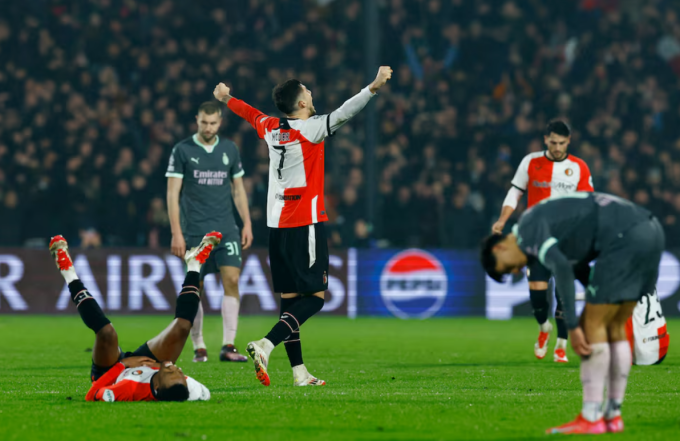 Các cầu thủ Feyenoord ăn mừng khi trọng tài nổi còi mãn cuộc trận thắng Milan 1-0 trên sân Feyenoord, Rotterdam, Hà Lan ngày 12/2. Ảnh: Reuters