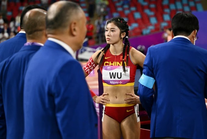 Wu Yanni thất vọng khi bị bị loại do xuất phát sai trong trận chung kết 100m nữ. Ảnh: Reuters.