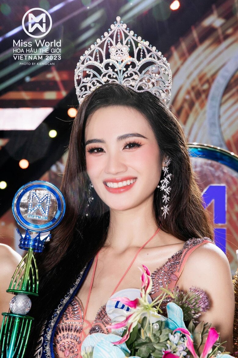 Hoa hậu Ý Nhi nhận sash từ Krystyna Pyszková - đương kim Miss World. Người đẹp 22 tuổi sẽ đại diện Việt Nam tham dự cuộc thi Miss World trong một vài tháng tới.