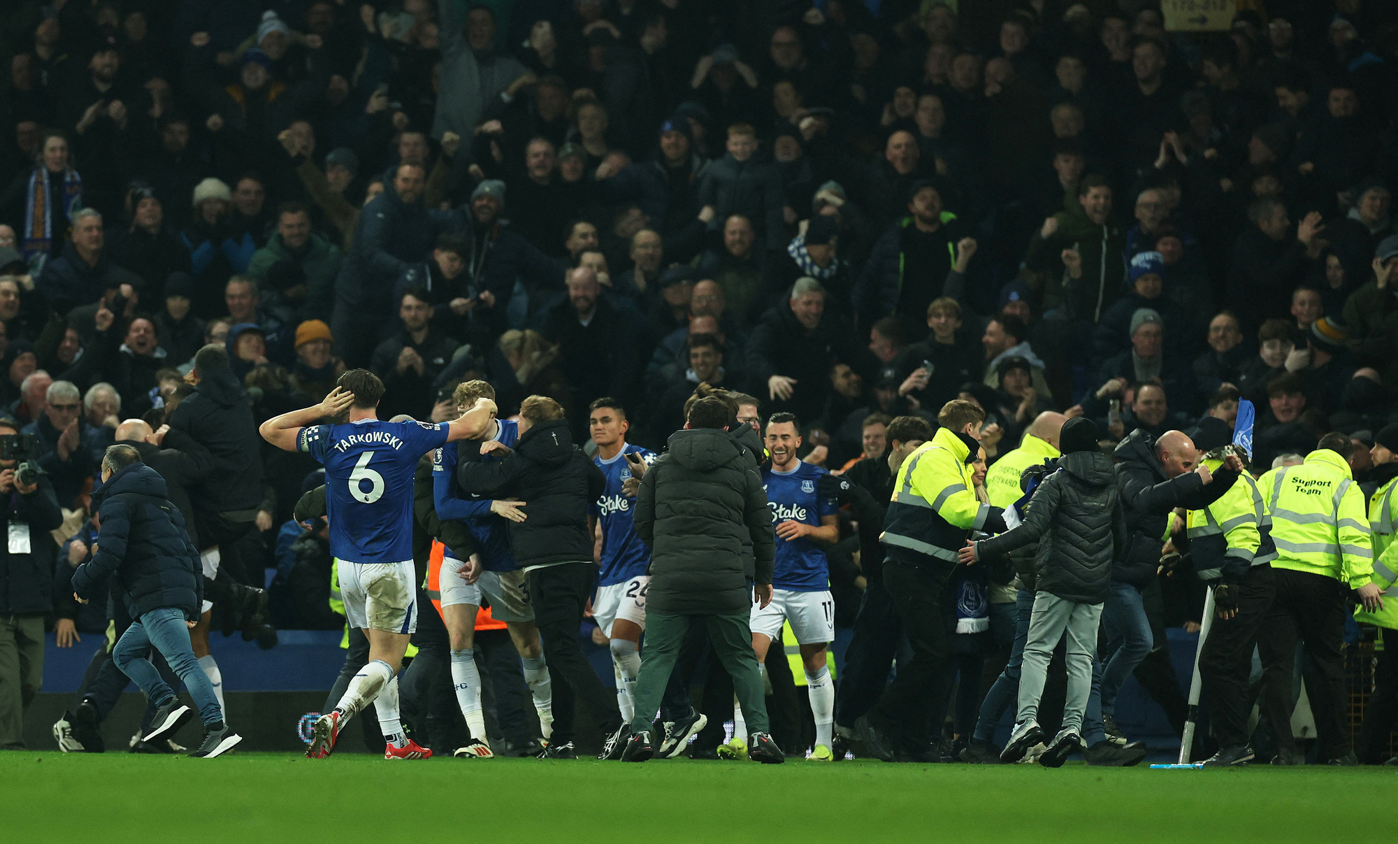 Toàn cảnh vụ ẩu đả Liverpool với Everton khiến trọng tài rút 3 thẻ đỏ - Ảnh 5.