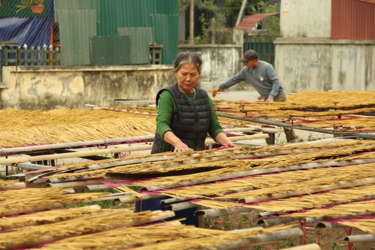 Làng hương Thôn Cao nổi tiếng nhiều đời, chất lượng hương thành phẩm luôn cao nhất khi gửi đến tay khách hàng.