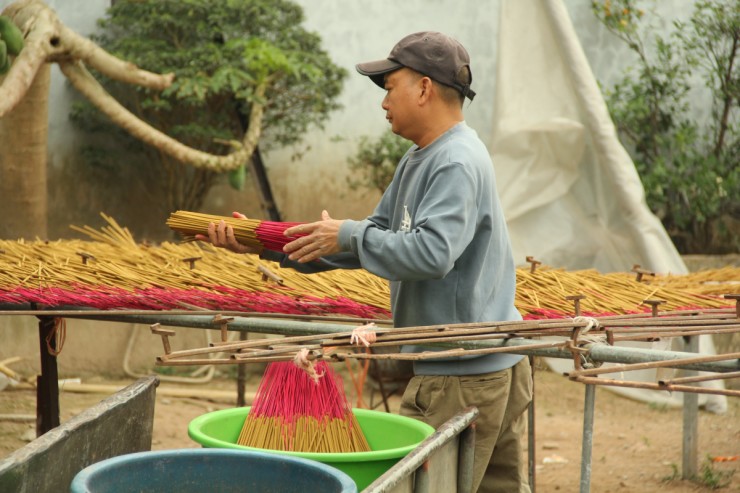 Anh Tạ Quang Tuấn nối nghiệp làm hương của gia đình từ nhỏ.