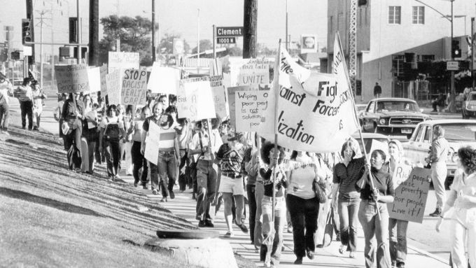 Những người biểu tình bên ngoài Trung tâm Y tế quận Los Angeles vào năm 1974 phản đối việc Triệt sản Cưỡng bức theo thuyết ueu sinh. Ảnh:LA Times