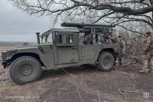 Cách Ukraine độ chế 'quái thú Humvee’ của Mỹ thành hệ thống pháo phóng loạt