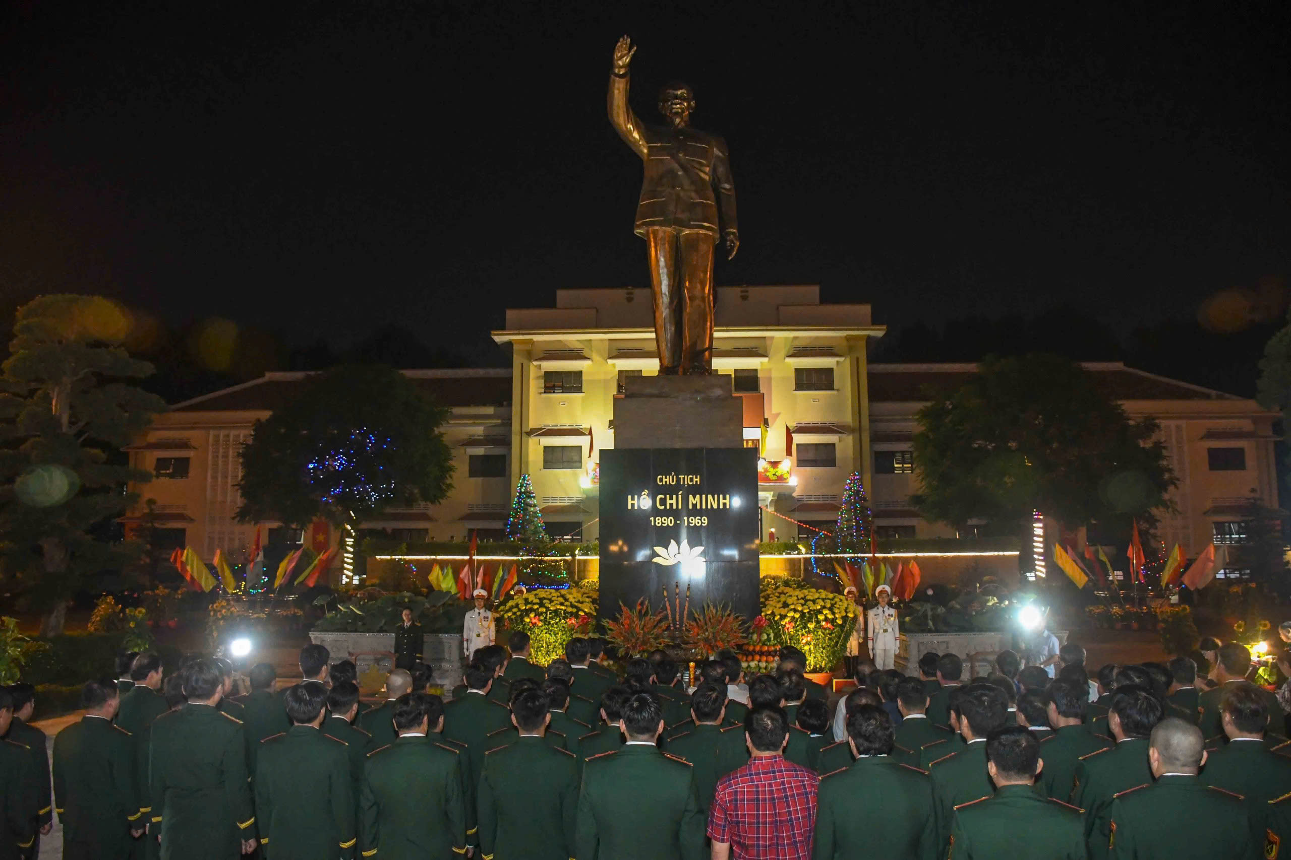 Quân khu 7 dâng hương Chủ tịch Hồ Chí Minh nhân dịp năm mới 2025- Ảnh 3.