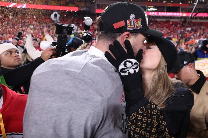 Taylor Swift ôm hôn Travis Kelce sau khi đội của anh chiến thắng tại chung kết AFC Championship hôm 26/1. Ảnh: Page Six