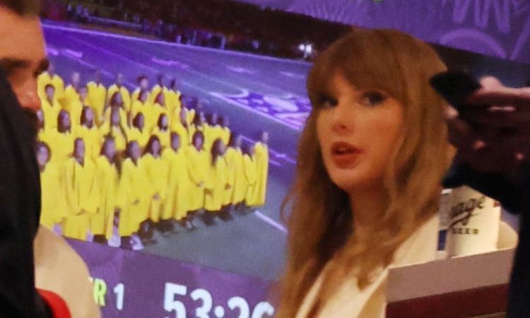 Taylor Swift và mẹ của Travis Kelce vào phòng suite Super Bowl