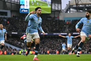 Tân binh lập hat-trick, Man City trở lại Top 4 Premier League