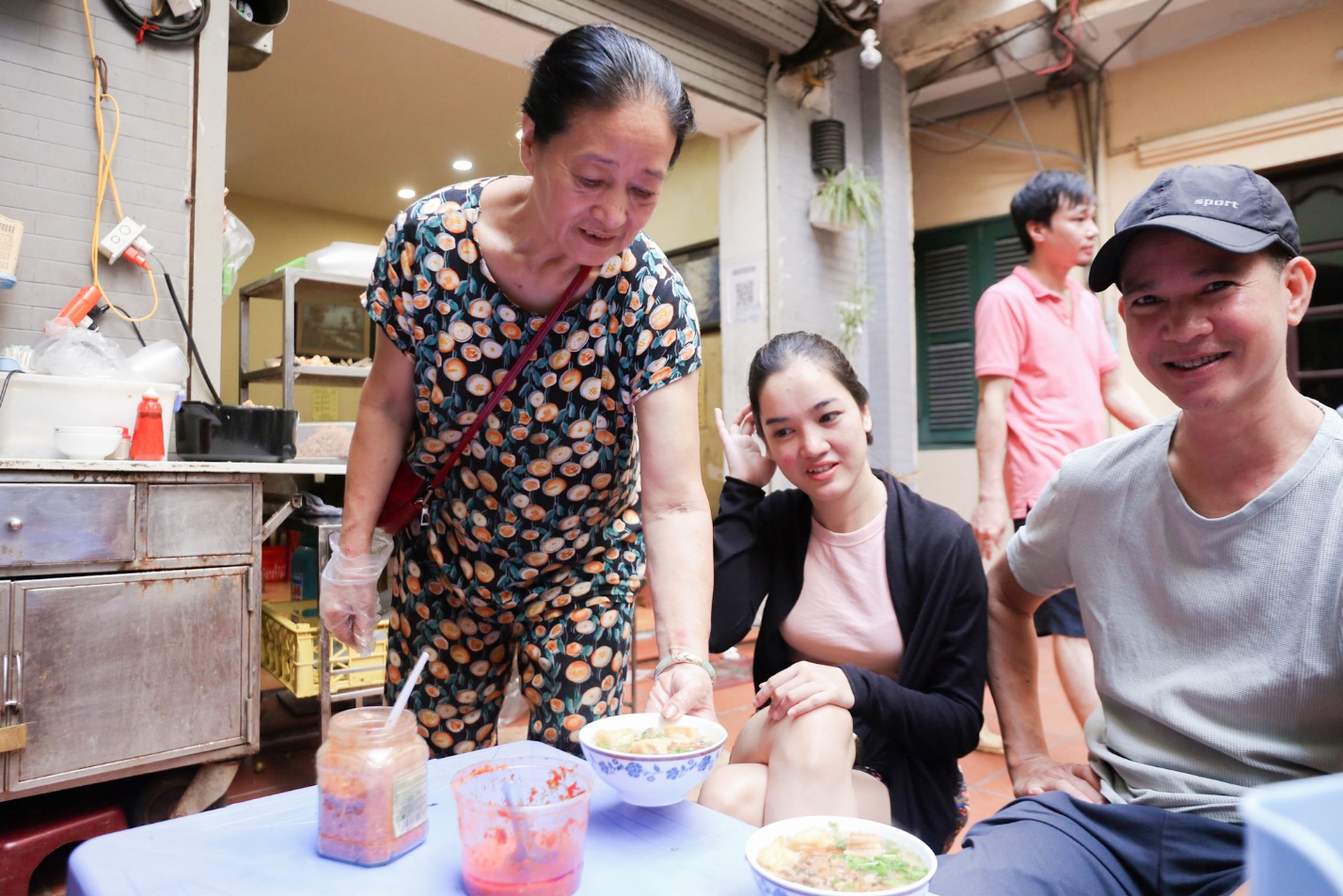 Quán bánh đúc của bà Nội luôn đông khách tới ăn, bà luôn phục chu đáo và chuẩn bị đồ ăn nóng hổi thơm ngon