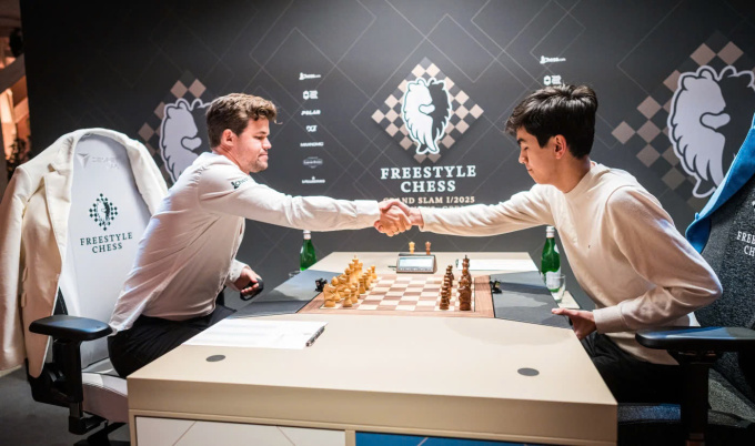 Carlsen (trái) trong ván thắng Sindarov ở Freestyle Chess Grand Slam 2025 tại Weissenhaus, Đức ngày 14/2/2025. Ảnh: FC