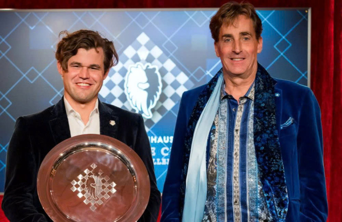 Doanh nhân Jan Buettner (phải) trao chức vô địch cho Magnus Carlsen tại Freestyle Chess GOAT Challenge ở Weissenhaus, Đức tháng 2/2024. Ảnh: FC