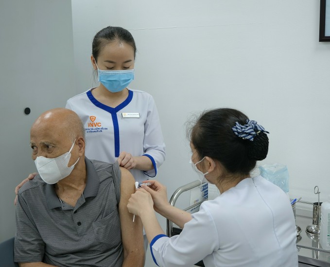 Vaccine cúm được khuyến cáo tiêm cho người cao tuổi, có bệnh nền. Ảnh: Bình An