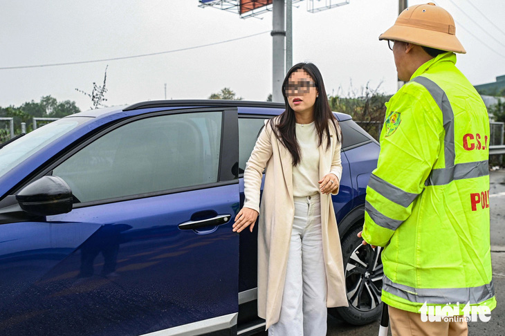 Cảnh sát in hình ảnh tại chốt để lập biên bản xử lý tài xế chạy quá tốc độ trên cao tốc - Ảnh 2.