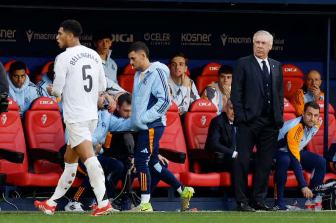 HLV Carlo Ancelotti nhìn Jude Bellingham khi tiền vệ người Anh nhận thẻ đỏ rời sân. Ảnh: Reuters