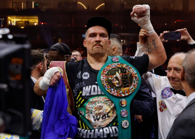 Oleksandr Usyk ăn mừng sau khi thắng Tyson Fury để trở thành nhà vô địch hạng nặng tuyệt đối tại Kingdom Arena, Riyadh, Arab Saudi ngày 19/5/2025. Ảnh: Reuters