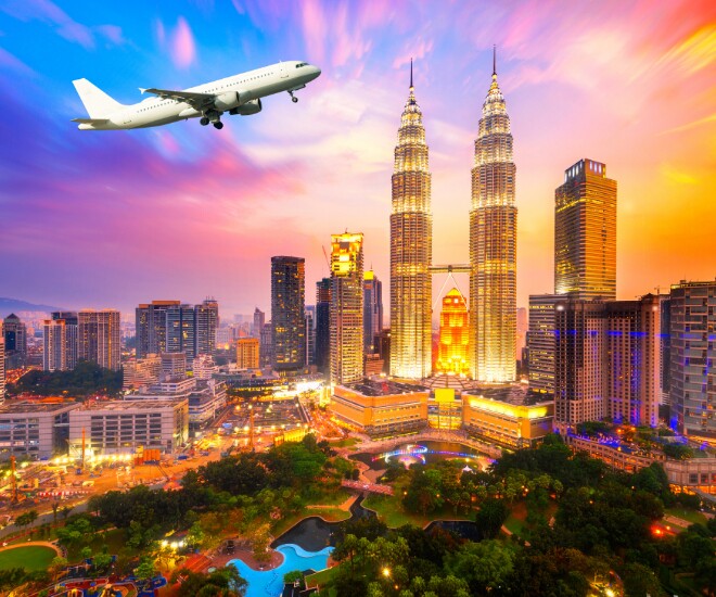 Mặc dù Kuala Lumpur cũng là điểm đến phổ biến nhưng số lượng chuyến bay thẳng ít hơn so với Bangkok, khiến cơ hội săn vé rẻ cũng thấp hơn.