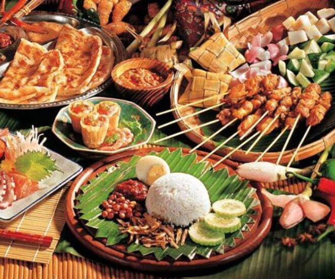 Bạn có thể thưởng thức nasi lemak, satay, hay laksa, nhưng mức giá thường cao hơn Thái Lan từ 10 – 20%.