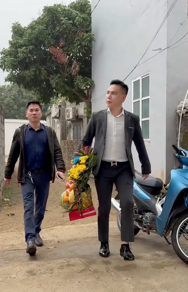 Châu Việt Cường lần đầu về giỗ cô gái nhét tỏi sau 7 năm, thắp hương khấn 1 điều - Hình 2