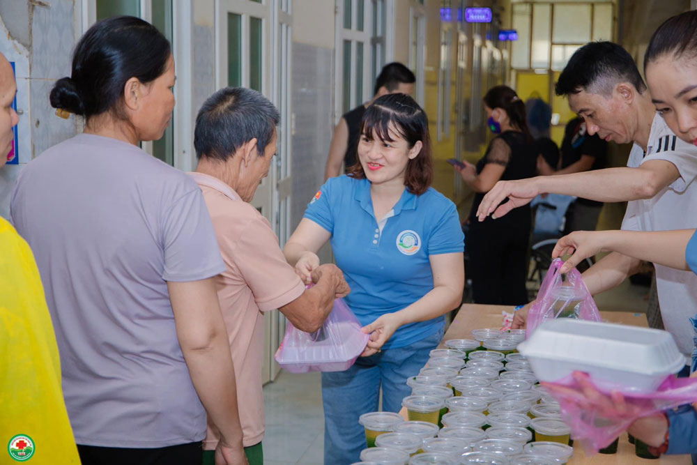 Cô giáo Phạm Thanh Huyền trao suất ăn cho bệnh nhân nghèo tại Bệnh viện Đa khoa khu vực Ngọc Lặc. (Ảnh do nhân vật cung cấp)