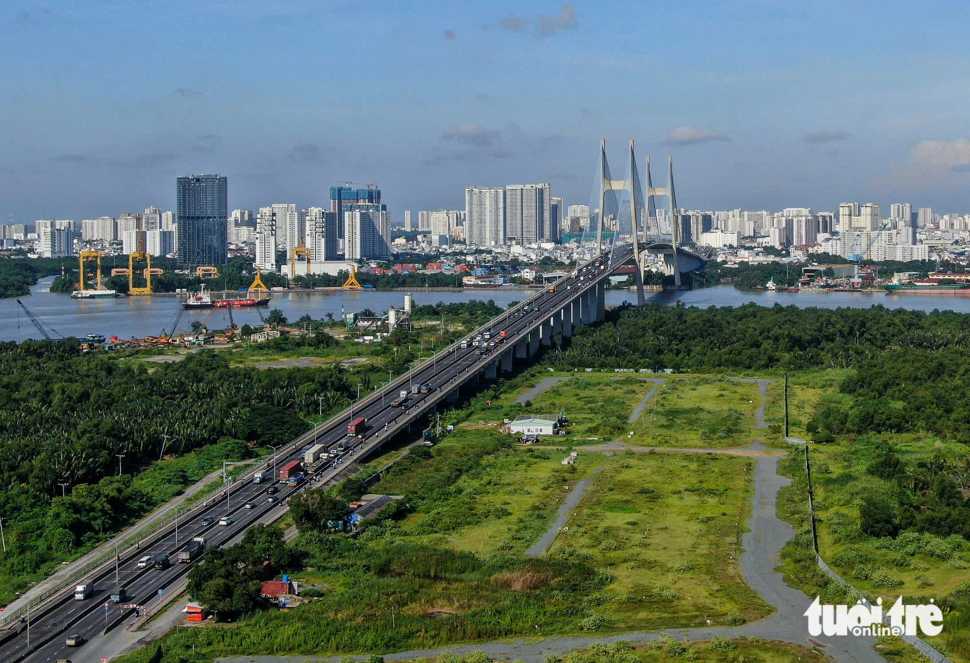 Cầu Phú Mỹ có tĩnh không 45m (cao nhất ở TP.HCM đến thời điểm hiện tại, với độ dốc khoảng 5%) - Ảnh: CHÂU TUẤN