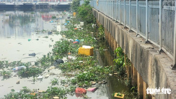 Vớt rác ngày trước, hôm sau rác vẫn dồn ứ trên kênh Nhiêu Lộc - Thị Nghè - Ảnh 7.