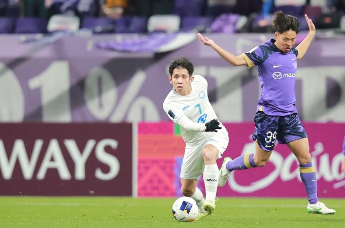 Hậu vệ trái Nguyễn Phong Hồng Duy (áo trắng) cầm bóng trong trận Nam Định thua Sanfrecce Hiroshima 0-4 ở lượt về vòng 1/8 AFC Champions League Two 2024-2025. Ảnh: Nam Định FC