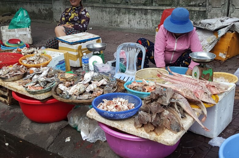 Mách bạn khu chợ rẻ nổi tiếng ở Quy Nhơn, khách đông nghịt từ sáng đến tối nhờ hải sản tươi ngon mà giá cực bình dân - 4