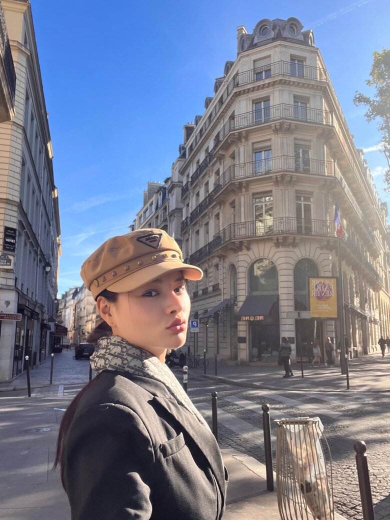 Cô khoe loạt ảnh cực đẹp tại Paris.